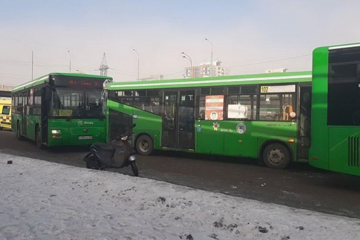 Алматыда бірден 3 автобус соқтығысты