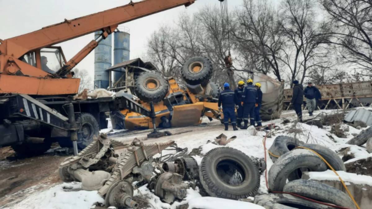 Аударылған жүк тиегіш жүргізушіні басып қалды