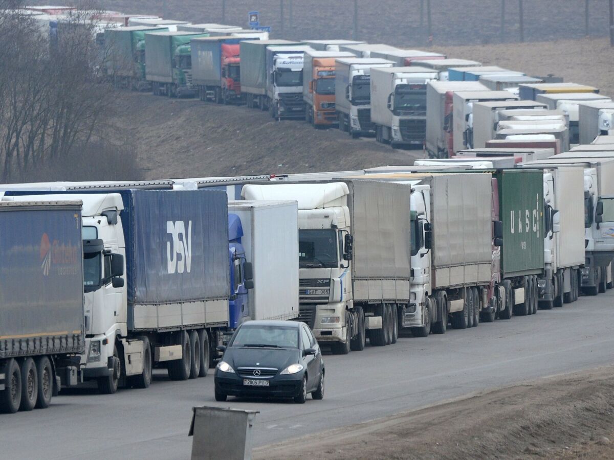 Жүк тасымалдайтын жүргізушілер Украинадан көлігін тастап келе алмай отыр