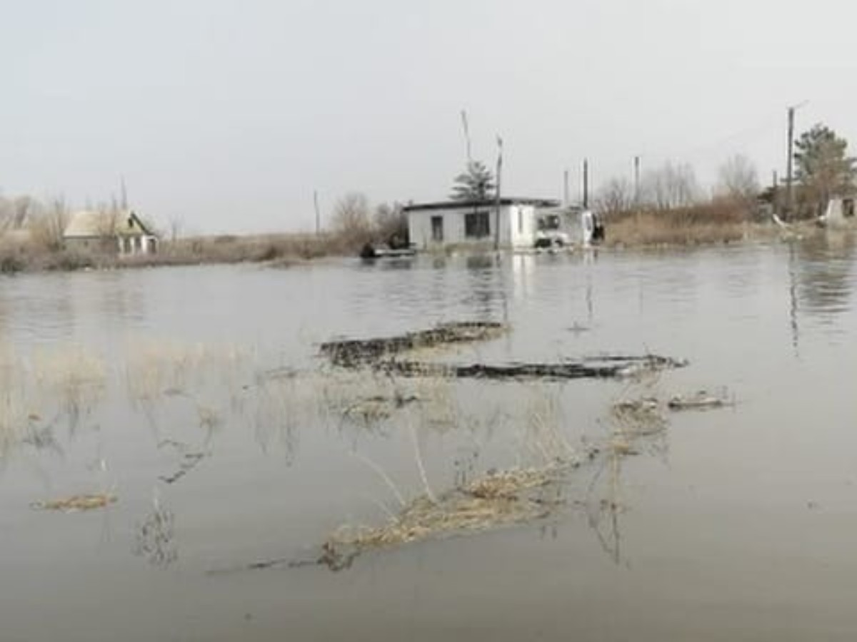 Мәжіліс депутаттары су тасқынынан зардап шеккен тұрғындарға көмек көрсетті  