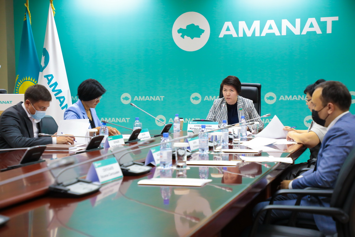 Бірқатар өңірде үш ауысымды және апаттық жағдайдағы мектептер мәселесі талқыланды