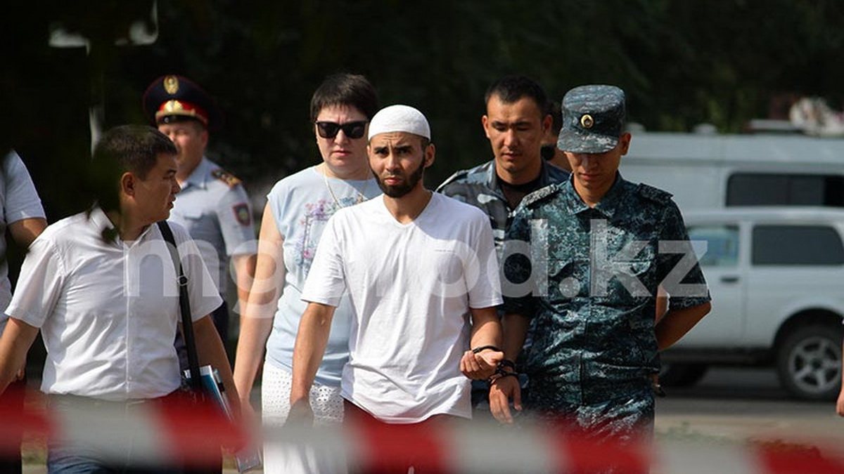 «Екі әйелім бар»: Оралда кәсіпкерді өлтірді деп айыпталған күдікті соттан өзін босатуды сұрады