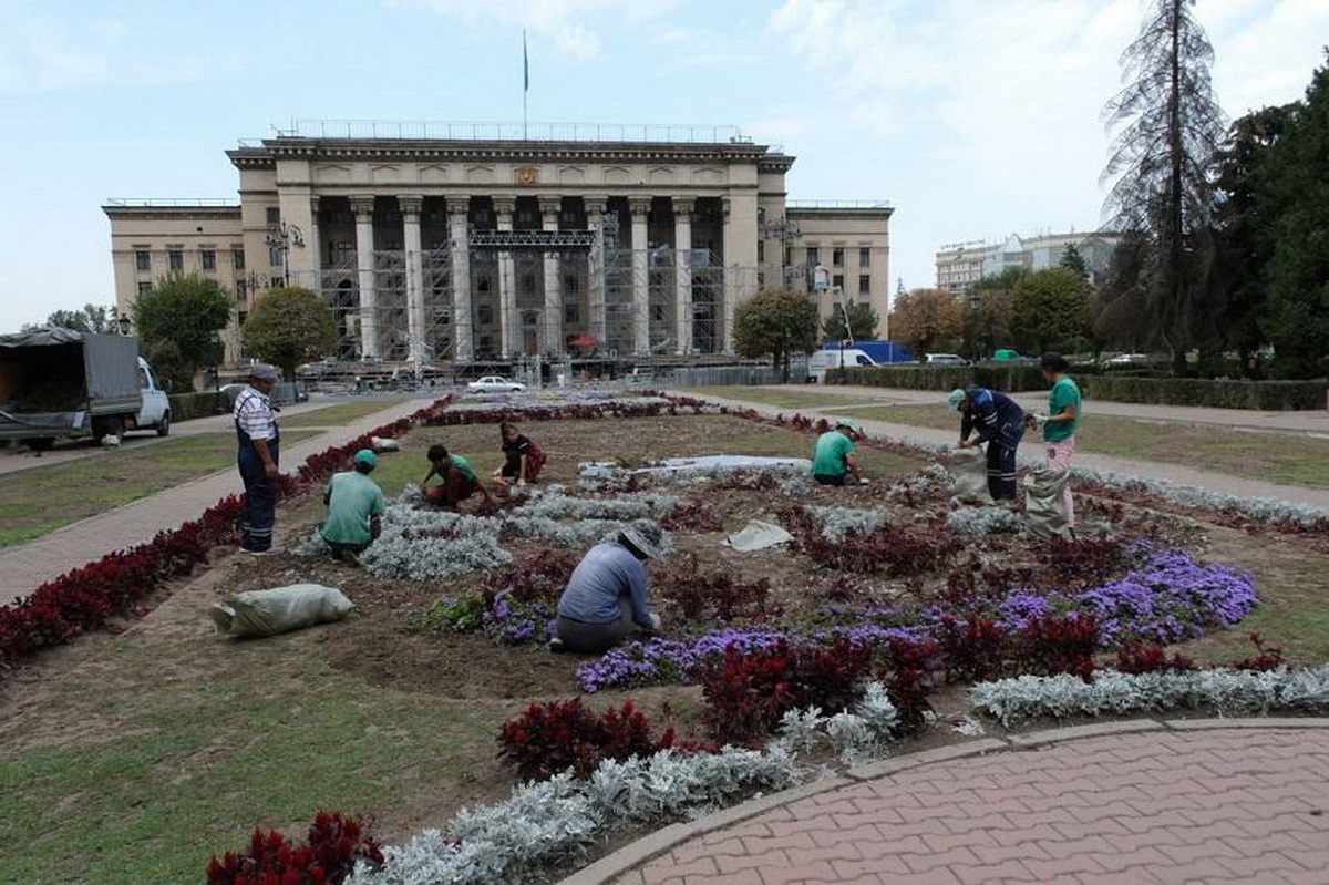 Алматыда Gakku дауысы концертінің көрермендері 94 мыңға жуық гүлді таптап өтті