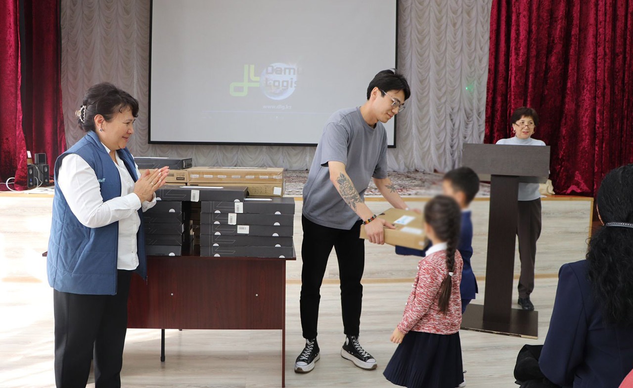 Аманқарағай ауылындағы өрттен зардап шеккен отбасылардың балаларына 25 ноутбук табысталды