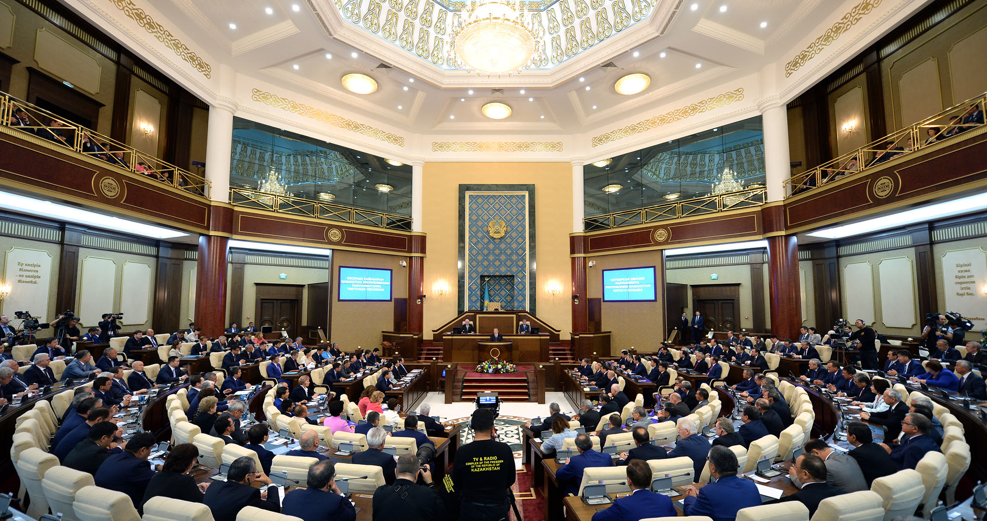 Тоқаев Парламент палаталарының бірлескен отырысына қатысу үшін Мәжіліс ғимаратына келді – видео