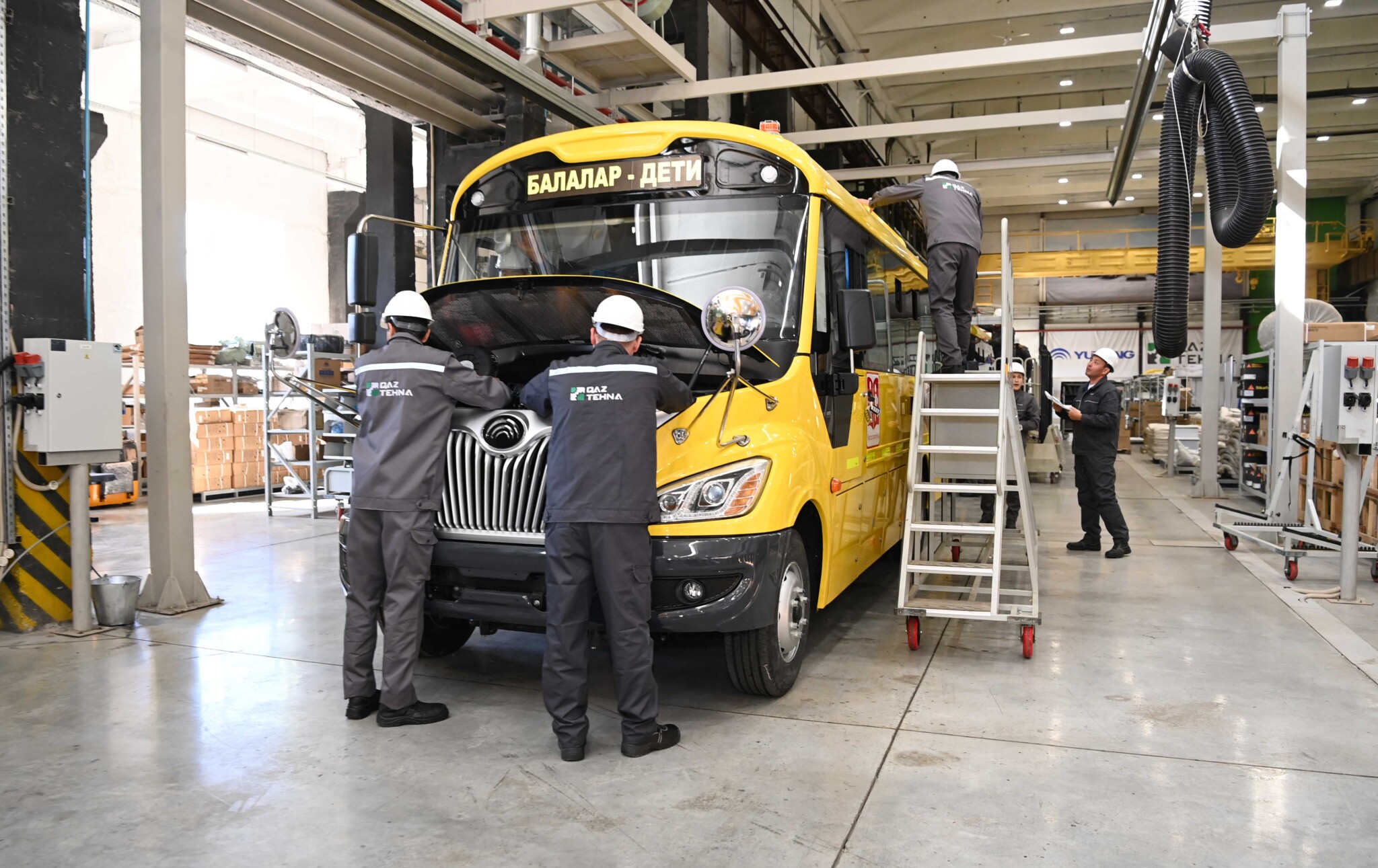 Отандық өндіріс: 700-ден астам автобус құрастырып, 208-ін мектептерге таратады  