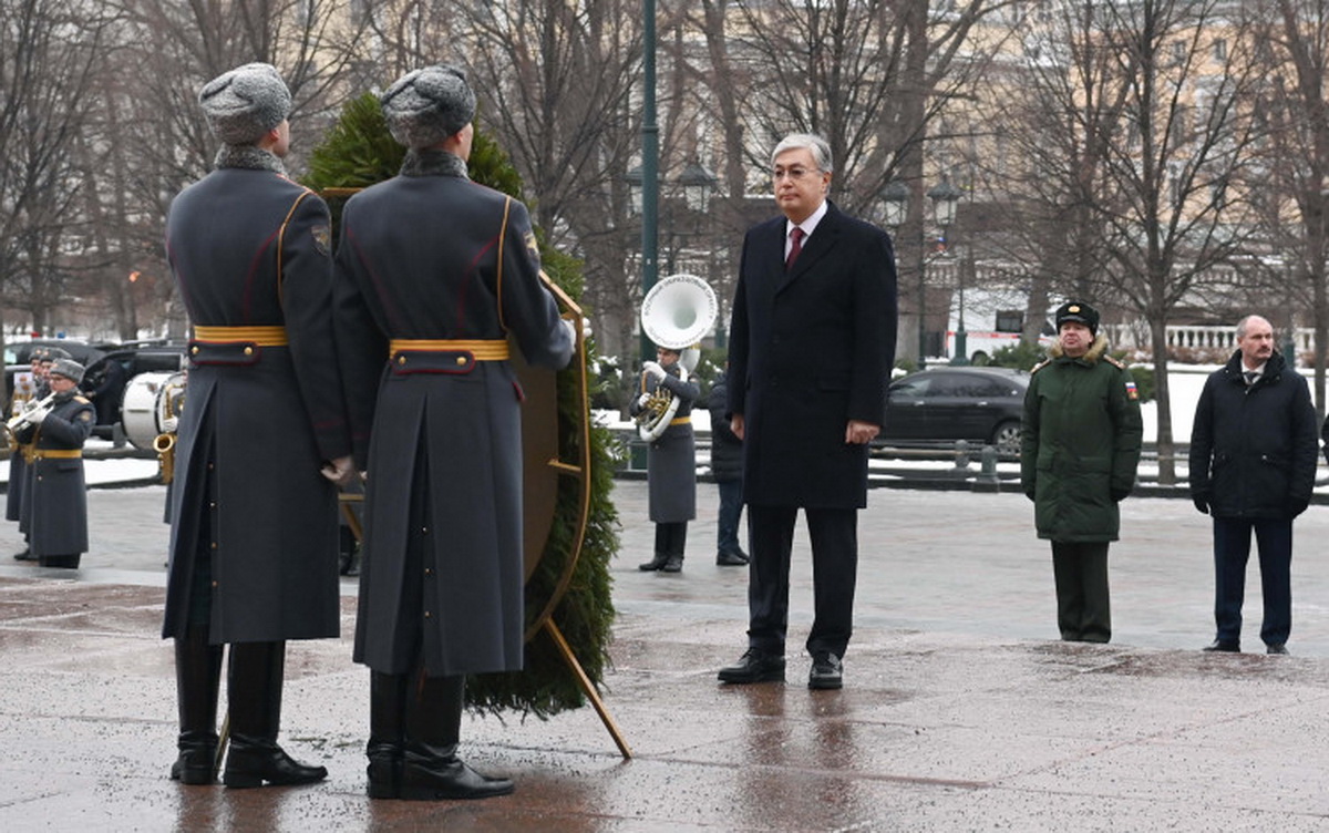 Президент Мәскеудегі «Белгісіз жауынгер бейітіне» гүл шоғын қойды