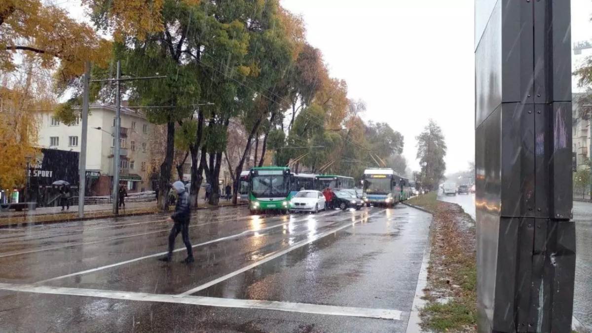 Алматыда тағы бір жолаушылар автобусы жеңіл көлікпен соқтығысты