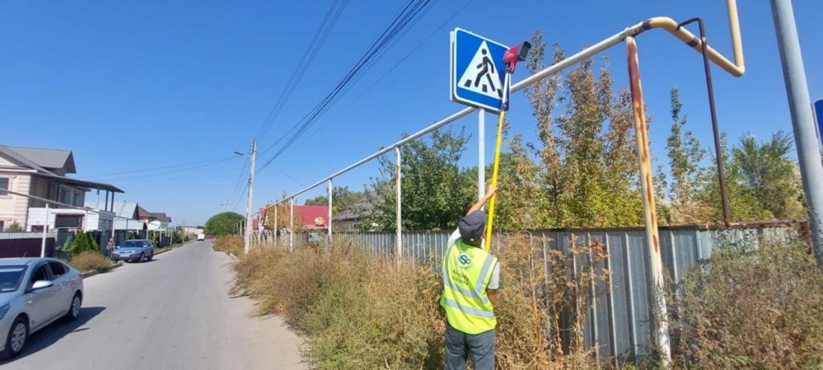 Алматыда көшедегі 600-ге жуық жол белгісі тексерілді