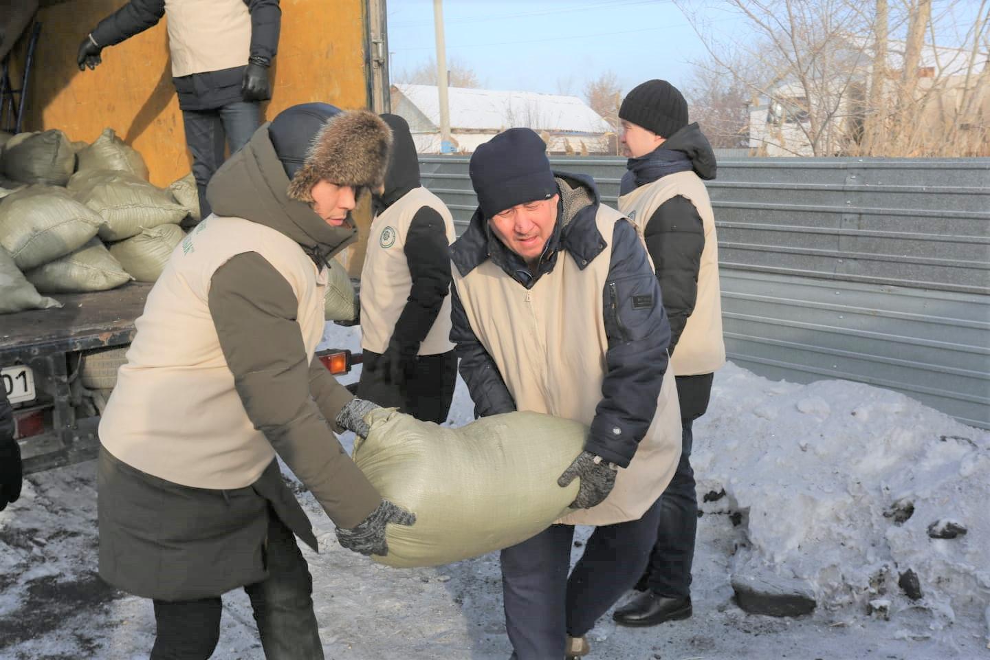 Мүмкіндігі шектеулі жандардың отбасына көмір таратылды