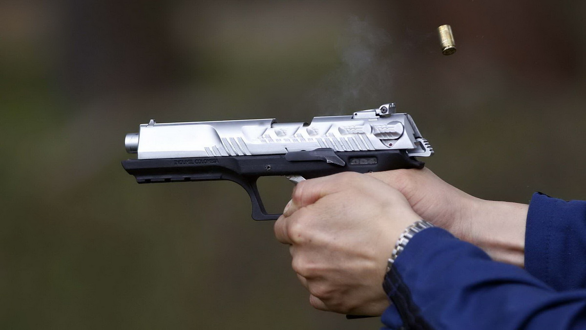 Шымкентте қарулы адам мен полицейлер атысты