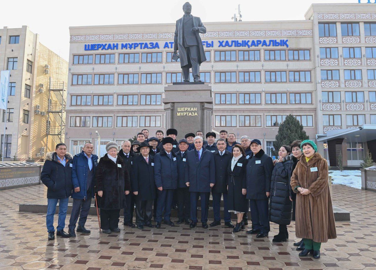 Президент жазушы Шерхан Мұртазаның ескерткішіне гүл шоғын қойды