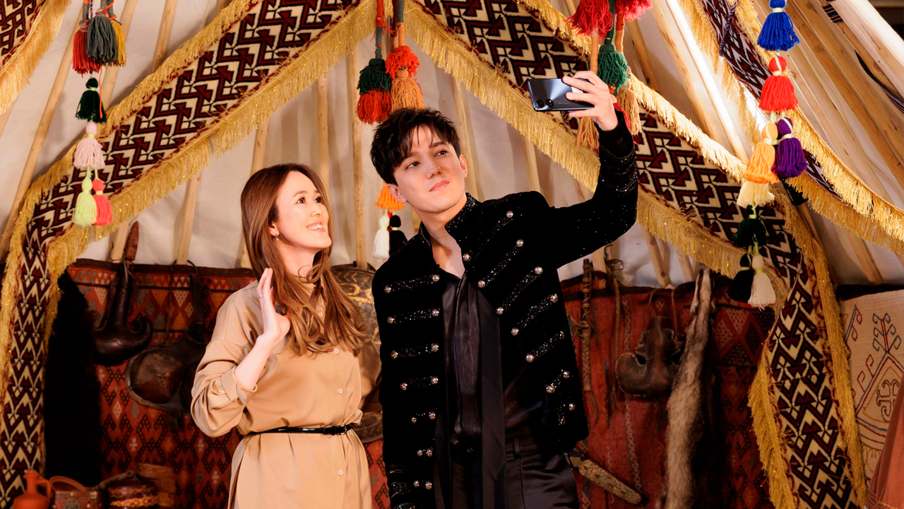 Димаш Құдайберген Freedom mobile ұйымдастырған кеште жанкүйерлерімен фотоға түсті