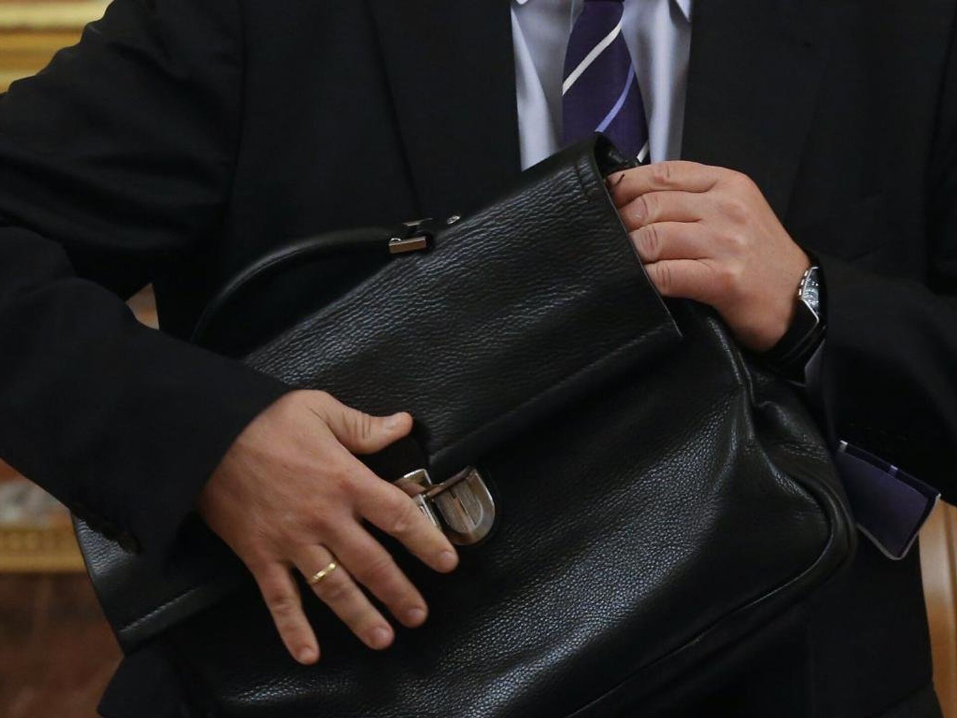 Бұл ісіме өкінемін –  Жұмыс орнында ішімдік ішкен әкім кешірім сұрады