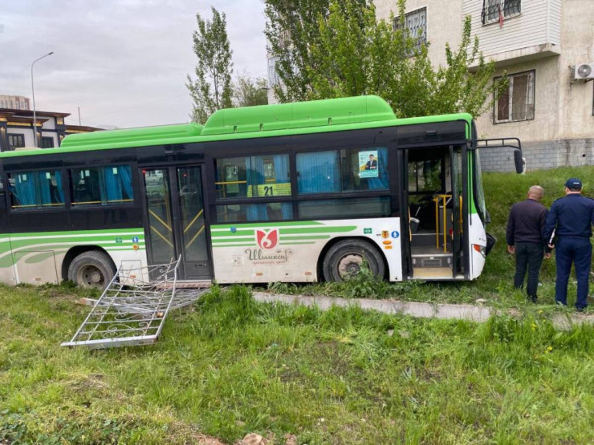 Шымкентте жүргізушісі жоқ автобус 6 адамды қағып кетті