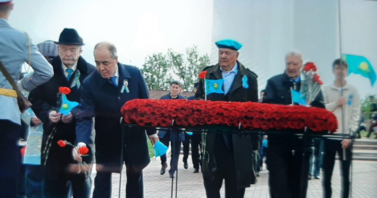 БҚО әкімі Нариман Төреғалиев бастаған ардагерлер «Мәңгілік алауға» гүл шоқтарын қойды