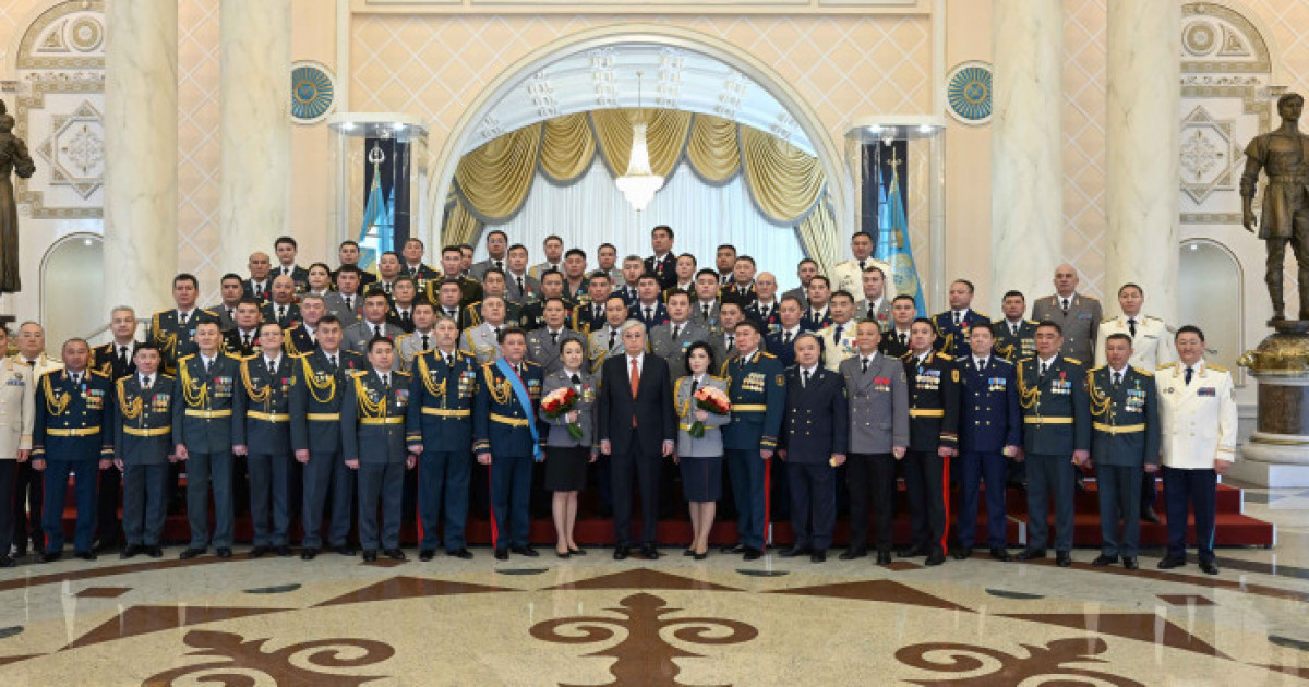 Президент мемлекеттік наградалар, жоғары әскери және арнаулы атақтар, сыныптық шендер тапсыру рәсіміне қатысты