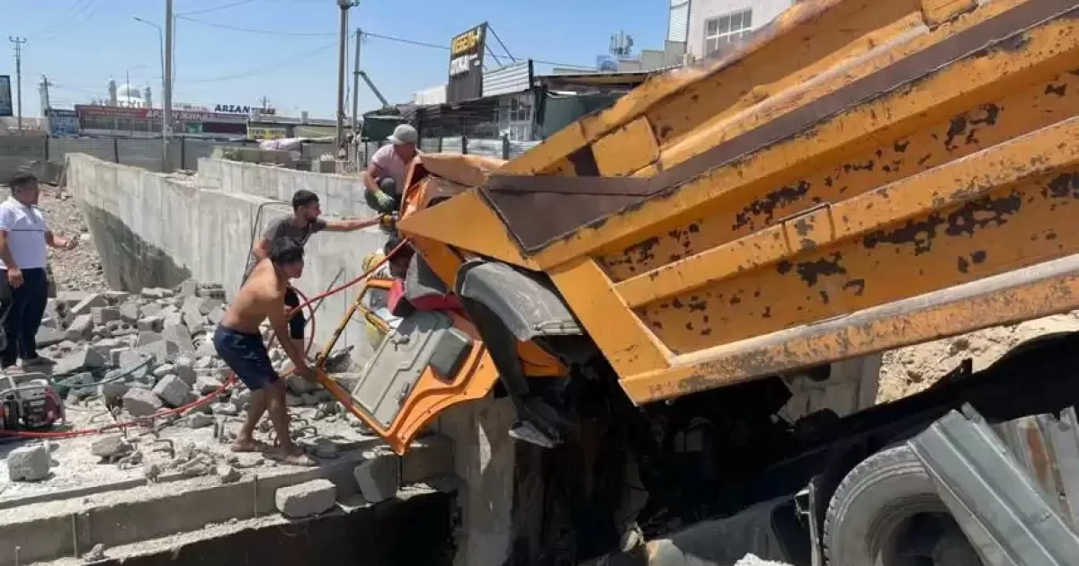 Шымкентте КамАЗ жүргізушісі кабинада қысылып қалды