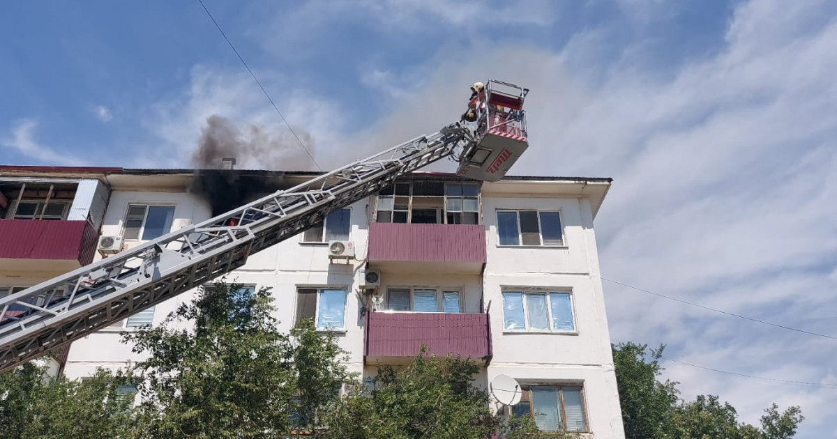 Атырауда құтқарушылар өртеніп жатқан пәтерден әйел адамды аман алып шықты