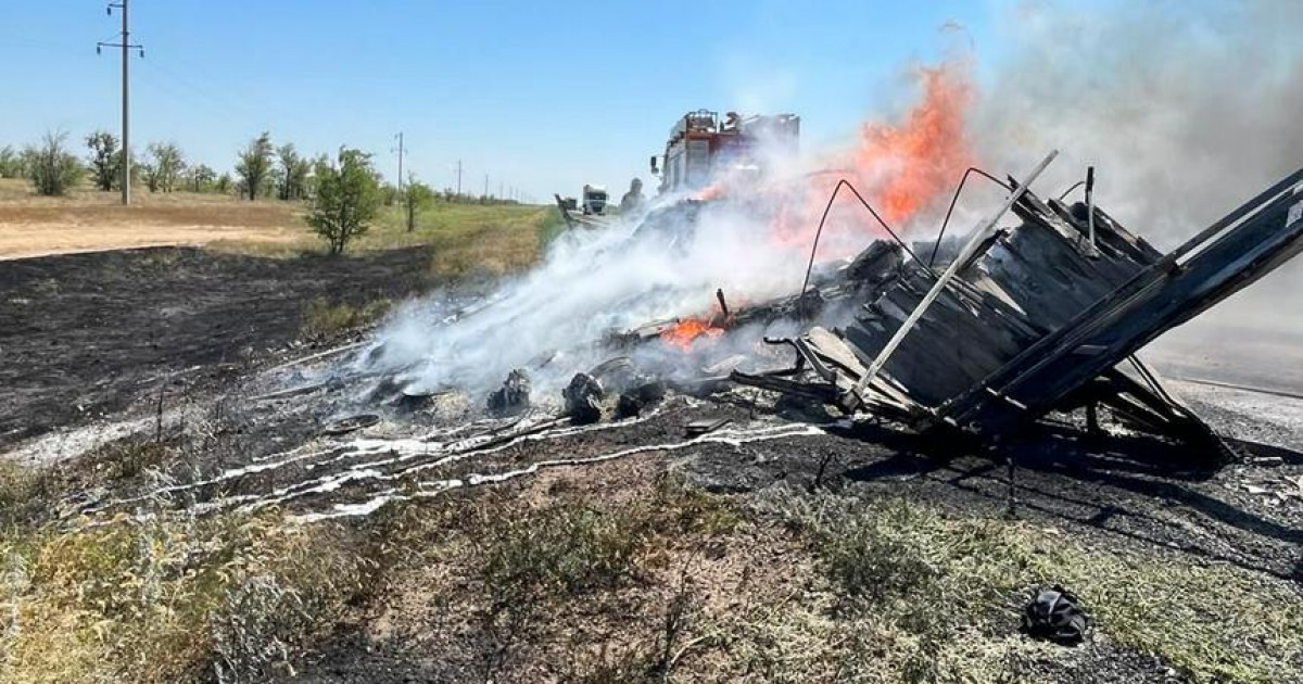 Батыс Қазақстанда жүк көлігі өртеніп, соңы алапат өртке ұласты