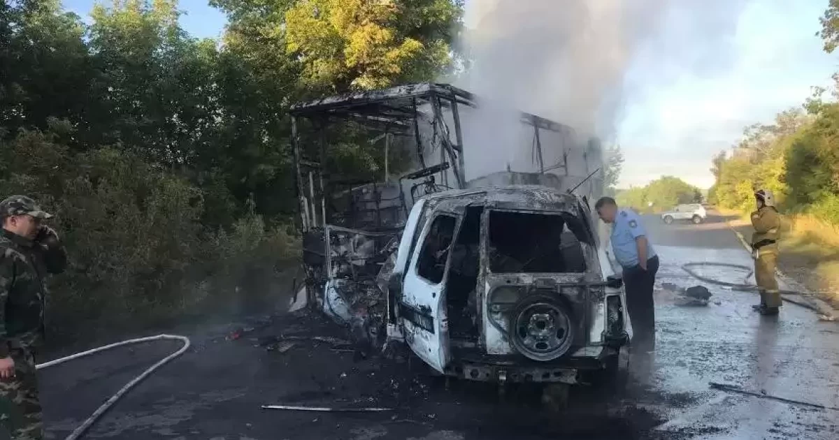 Абай облысында автобус пен жеңіл көлік соқтығысып, бір адам қаза тапты