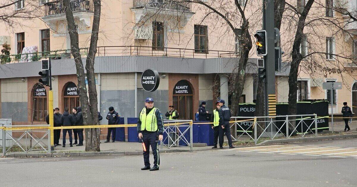 Президент Алматы қаласындағы хостелде қаза тапқан азаматтардың туған-туыстарына көңіл айтты