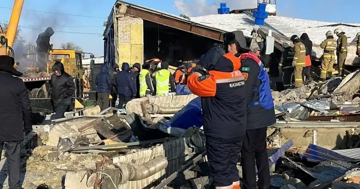 Қостанайда 7 адам қираған үйдің астында қалып қойды, бір адам өлі табылды