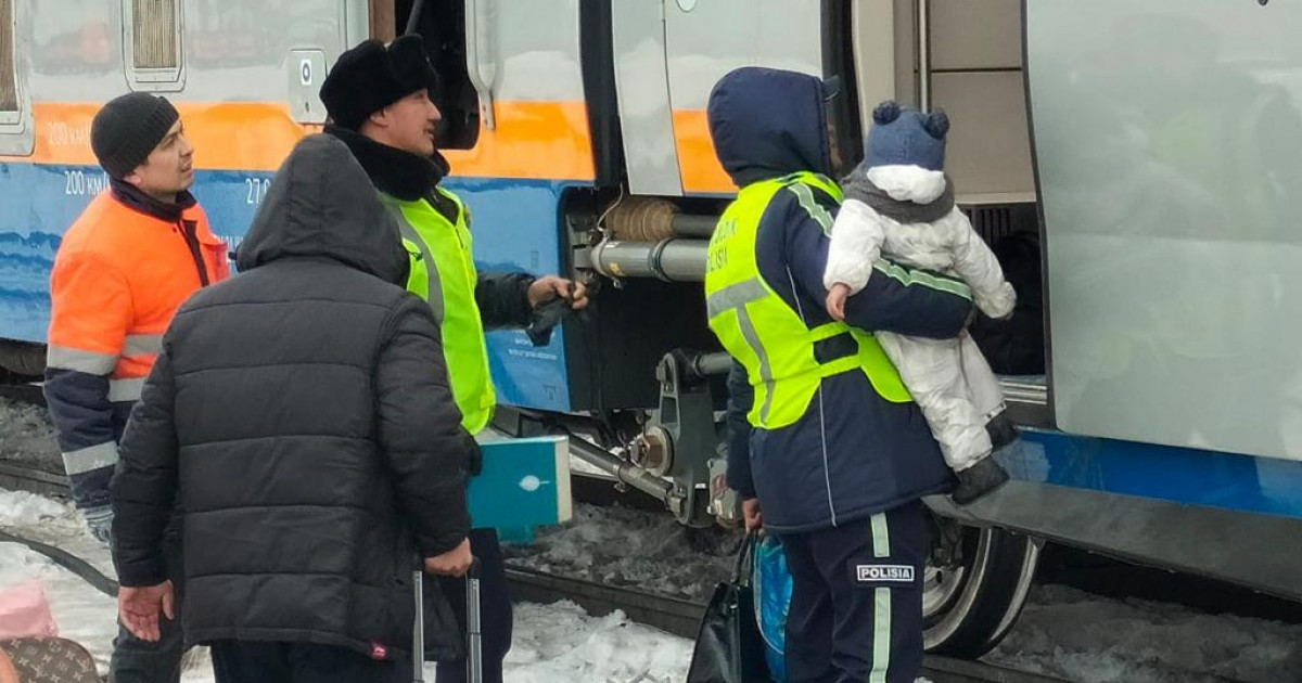 Көлік полицейлері боранда жолда қалған 500-ден астам жолаушыға көмектесті