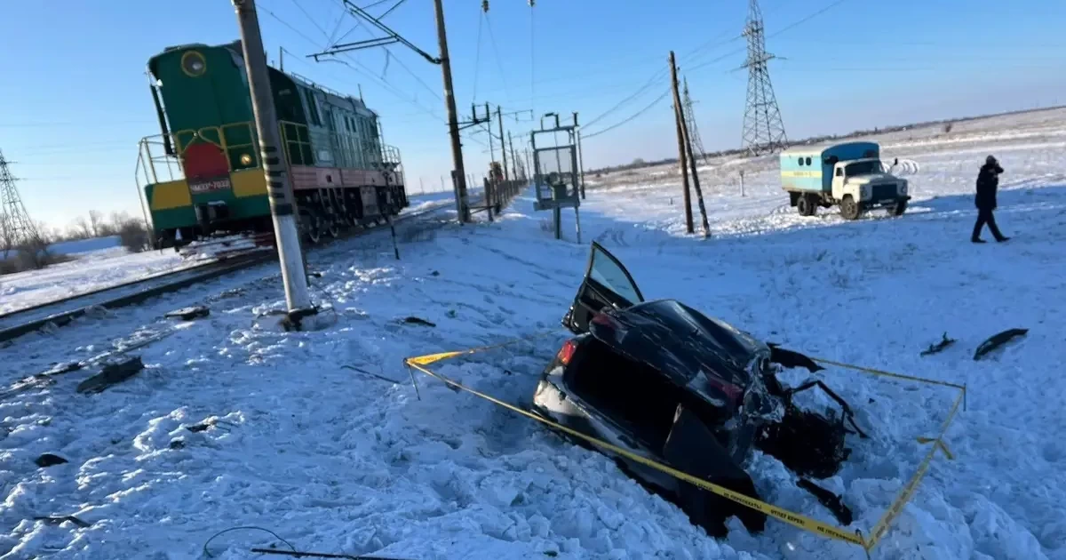 Ақмола облысында жеңіл көлік пен электровоз соқтығысты, адам шығыны бар