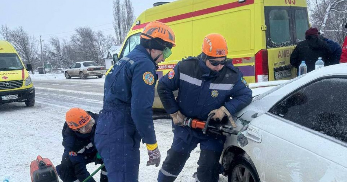 Құтқарушылар көлікте қысылып қалған адамдарды аман алып қалды