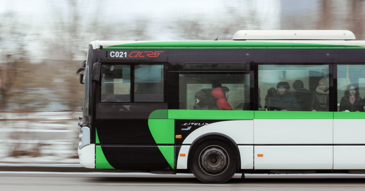 Таразда жолдың қарсы жолағына шығып кеткен автобус 10 көлікпен соғысты