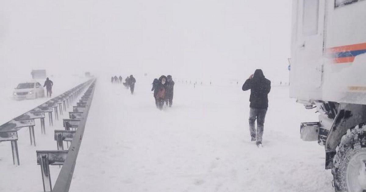 Атырауда жол қозғалысы шектеліп жатыр