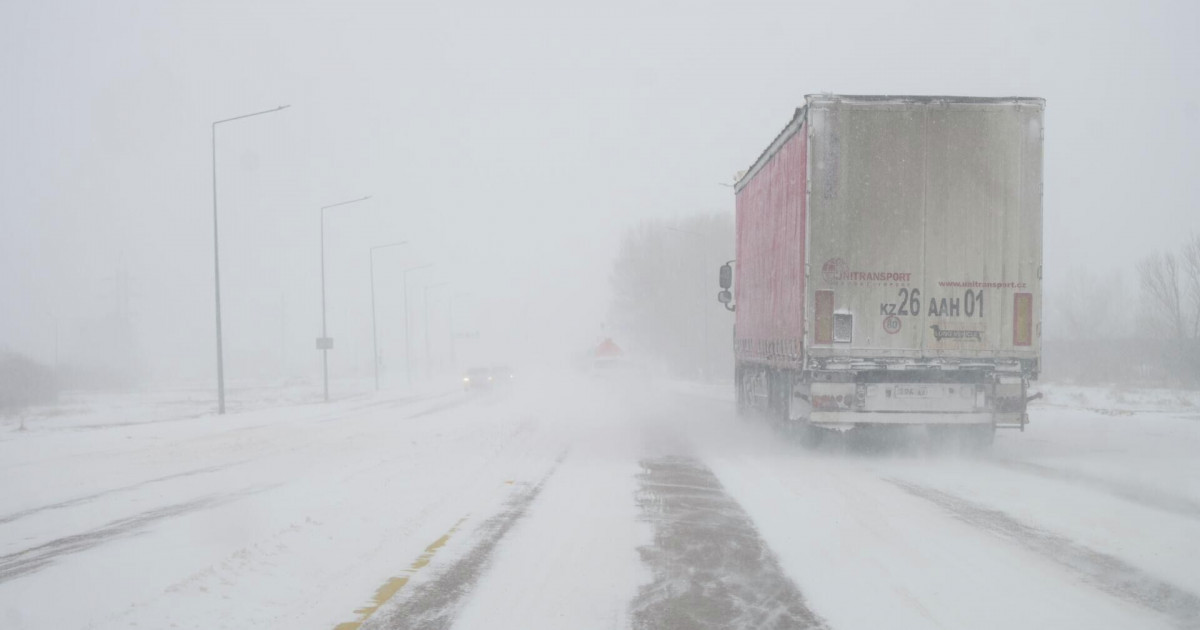Қарлы боран, көктайғақ: еліміздің 8 аймағында жол жабылды