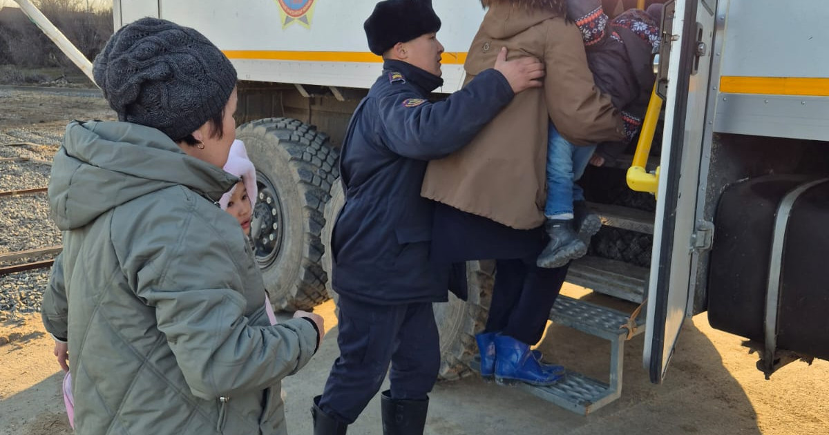 Атырау облысы Миялы ауылының тұрғындарын эвакуациялау басталды