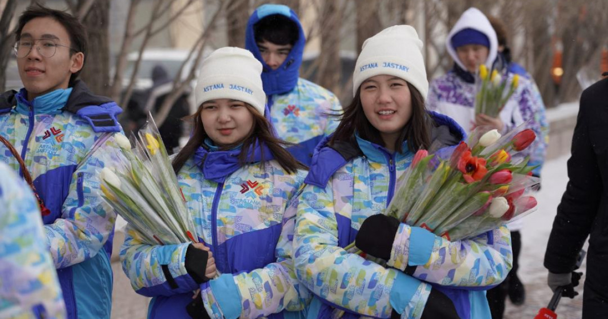 Елордалық еріктілер әйелдерге мыңнан аса қызғалдақ сыйлайды