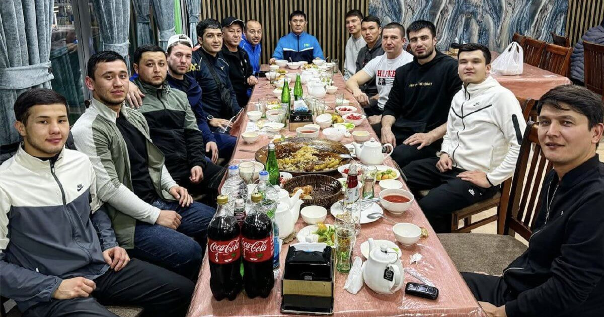 Қазақ-өзбек боксшылары бір дастарқан басында бас қосты (видео)
