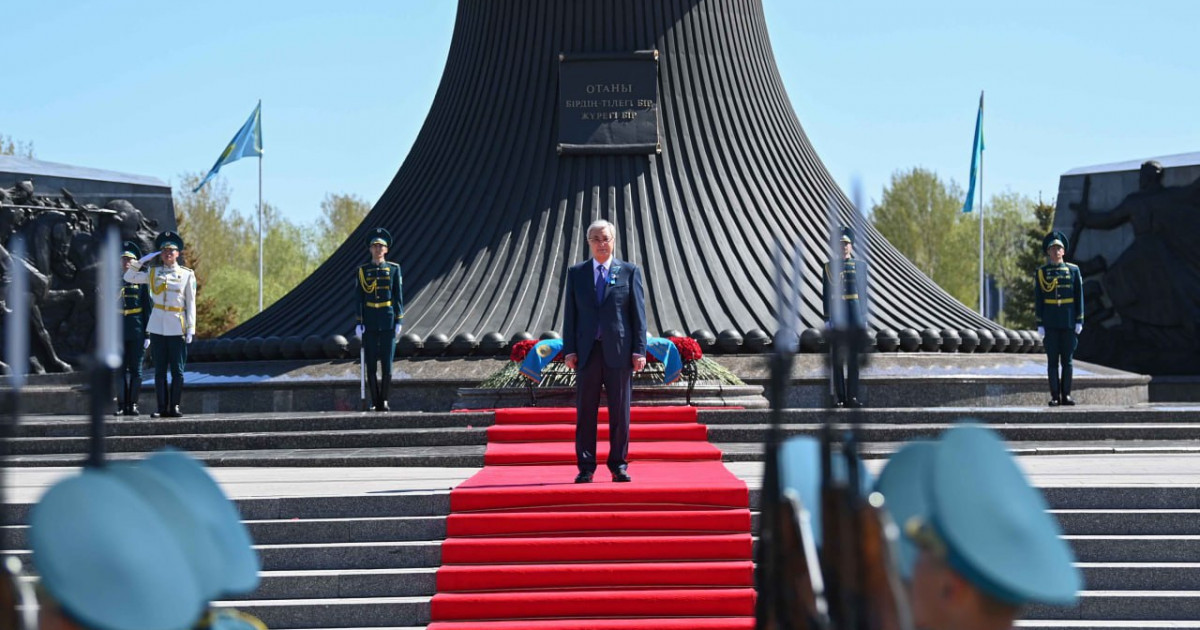 Қасым-Жомарт Тоқаев қазақстандықтарды Жеңіс күнімен құттықтады