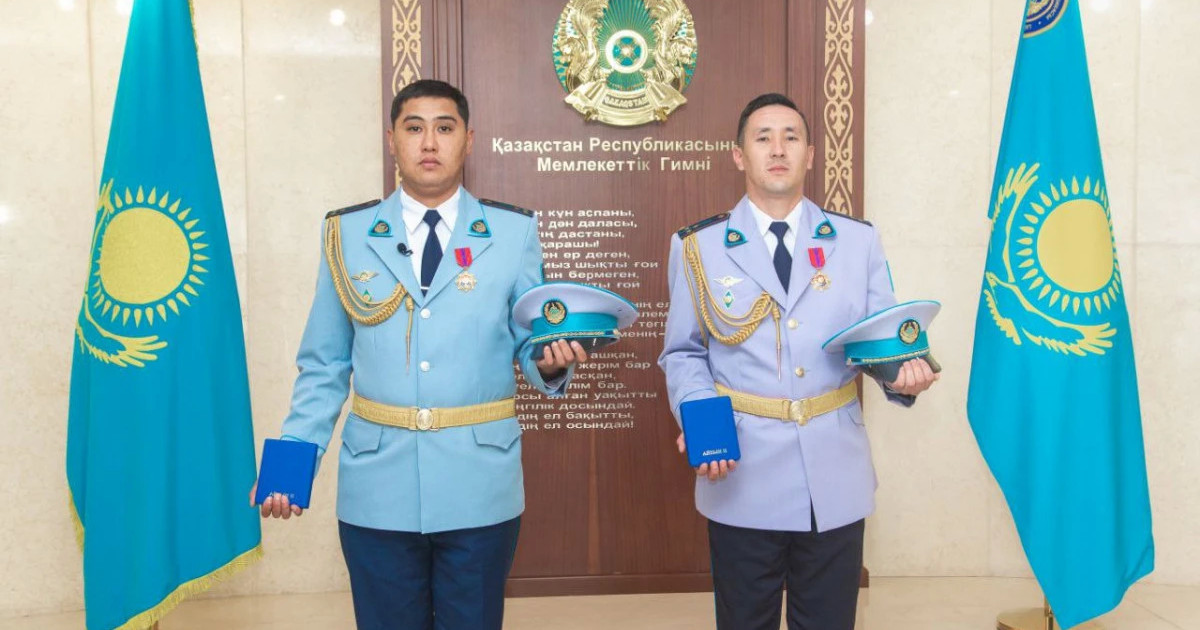 Өртенген үйден бірнеше адамды аман алып шыққан полицейлер марапатталды