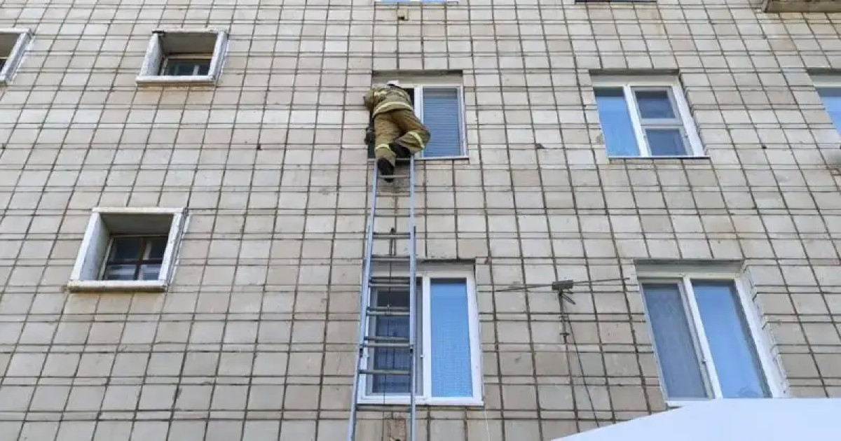 Ақмола облысында 80 жастағы әже құлыптаулы пәтер ішінде құлап, тұра алмай қалды