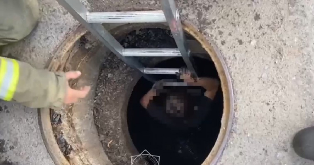 Қарағандыда 10 жастағы бала құдыққа құлап кетті