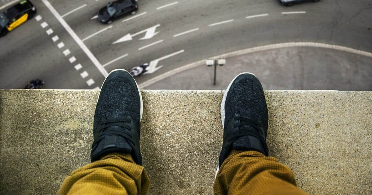 Алматыда жас жігіт көпқабатты үйден секіріп кетті