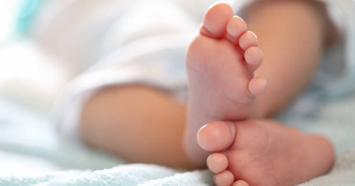 Атырауда 2 жасар бала бесінші қабаттан құлап кеткен