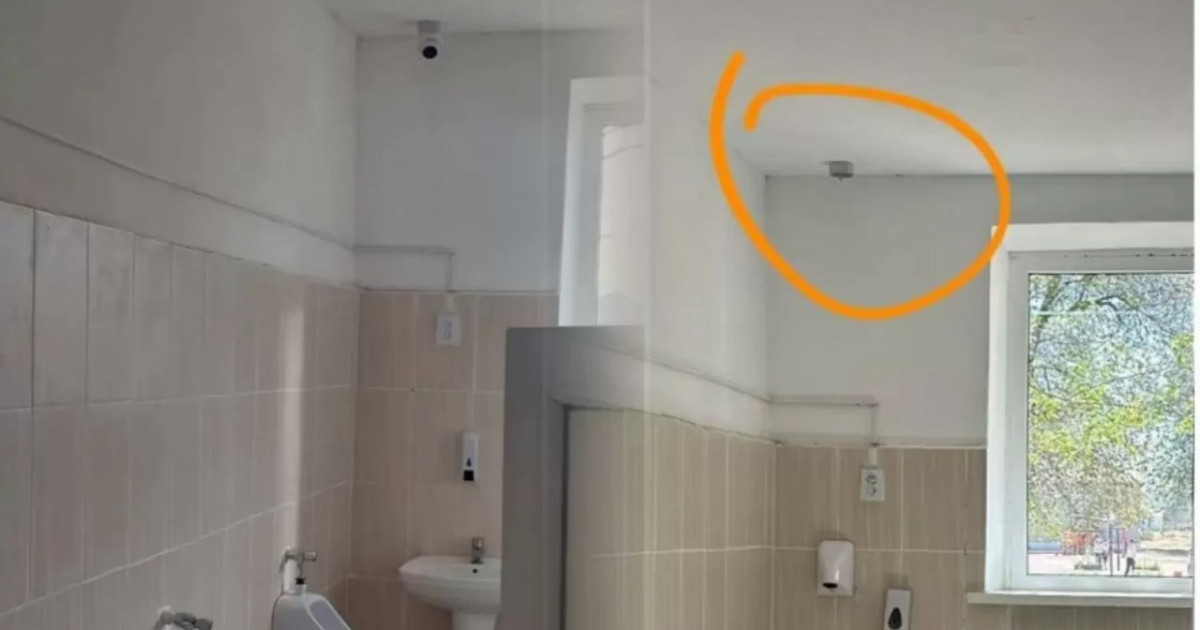 Қарап отырған: Атырау облысында мектеп директоры дәретханаға бейнекамера орнатқан