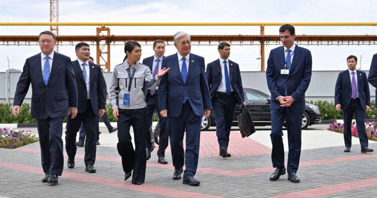 Колледжде білім алған жастардың өндіріске келгені қуантады – Тоқаев Қостанайда жұмысшылармен кездесті