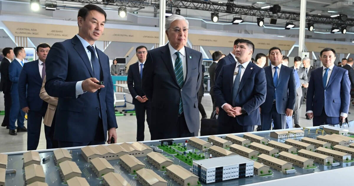 Президент Түркістан облысының өндірістік паркіндегі кәсіпорындарды аралады
