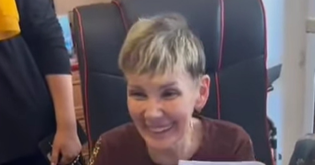 Жамбасы сынса да, жеті сағат бойы концерт көрген: Димаш Құдайбергеннің анасы ұлының ерекше жанкүйері туралы айтты