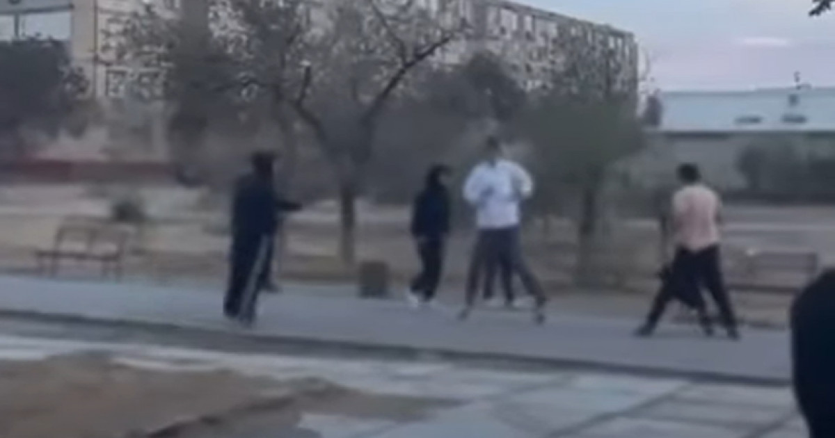 Ақтауда бір топ жас жігіт көшеде кетіп бара жатқандарды жабылып ұрған