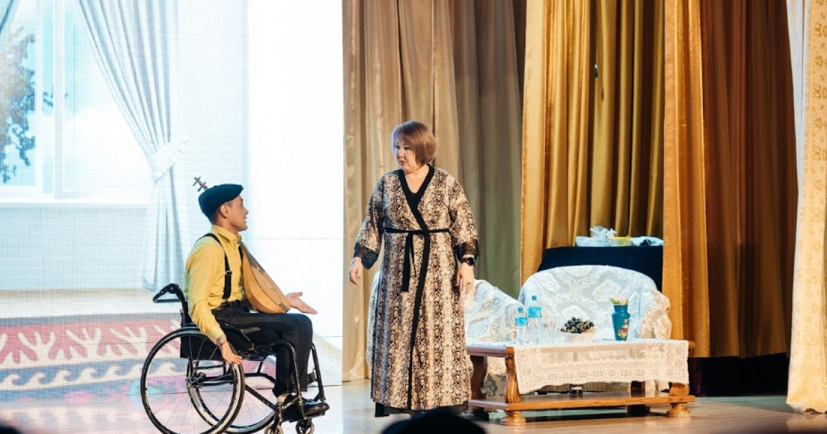 Атырауда инклюзивті театр «Күшік күйеу»  қойылымын сахналады