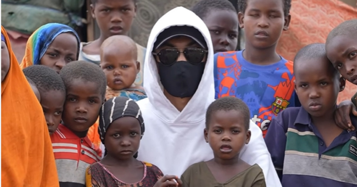 Бетперде таққан жігіт Африкада мешіт пен мектеп салып, құдық қазып берді