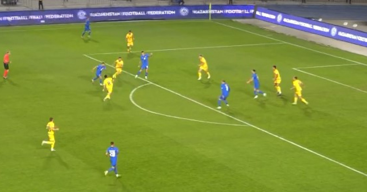 Қыз өзен жағасында жалаңаш суретке түседі